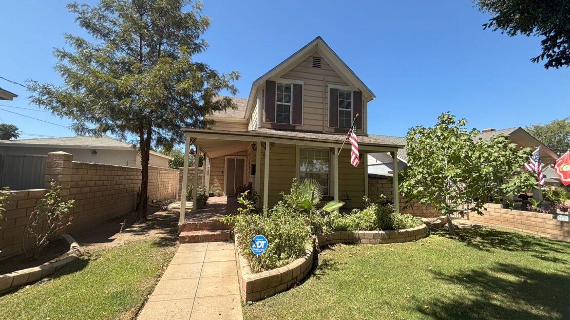 814 W Grand Blvd  - Upper Unit 1/2 - Corona - California - 2 bed, 1 bath rental property