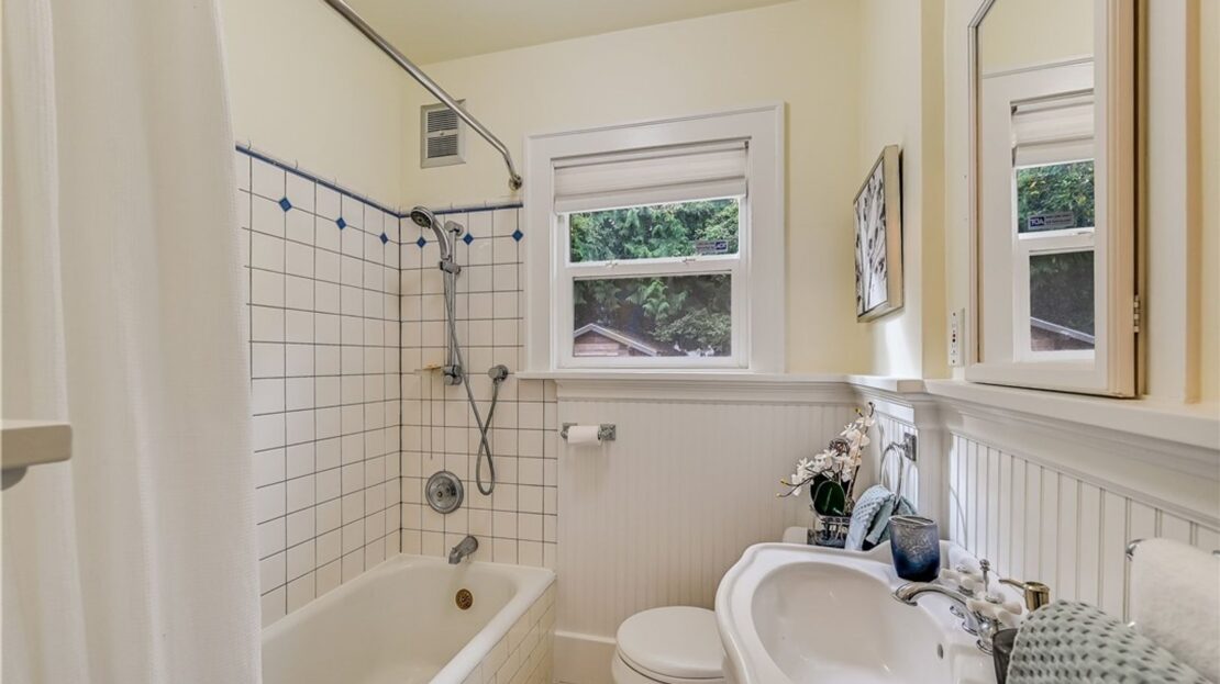 821 NE 60th Street - Seattle - Washington - 3 bed, 2 bath rental property