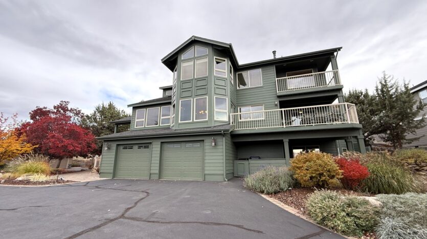 10464 Bitterbrush Ct  - Redmond - Oregon - 5 bed, 3.5 bath rental property