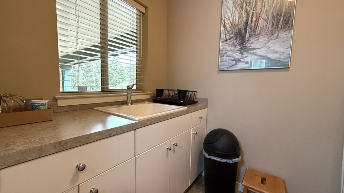 10464 Bitterbrush Ct  - Redmond - Oregon - 5 bed, 3.5 bath rental property