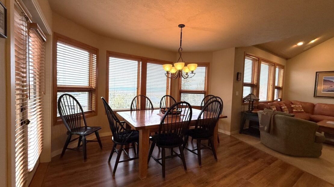 10464 Bitterbrush Ct  - Redmond - Oregon - 5 bed, 3.5 bath rental property