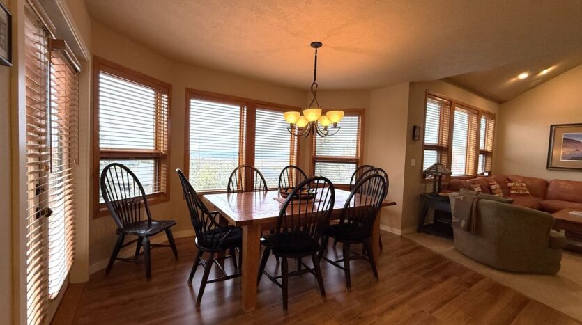 10464 Bitterbrush Ct  - Redmond - Oregon - 5 bed, 3.5 bath rental property