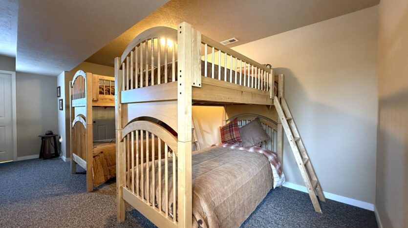 10464 Bitterbrush Ct  - Redmond - Oregon - 5 bed, 3.5 bath rental property