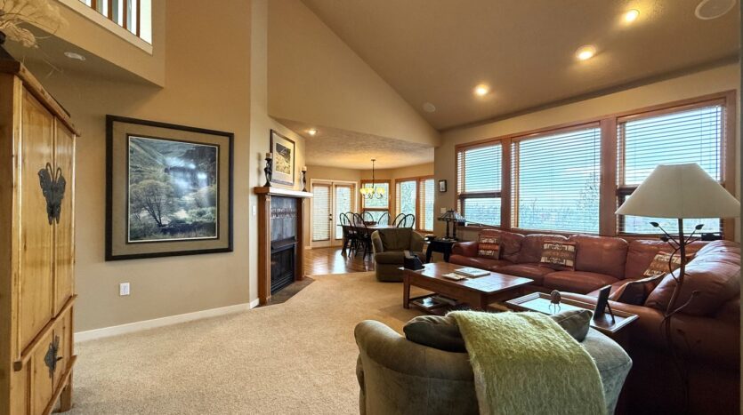 10464 Bitterbrush Ct  - Redmond - Oregon - 5 bed, 3.5 bath rental property