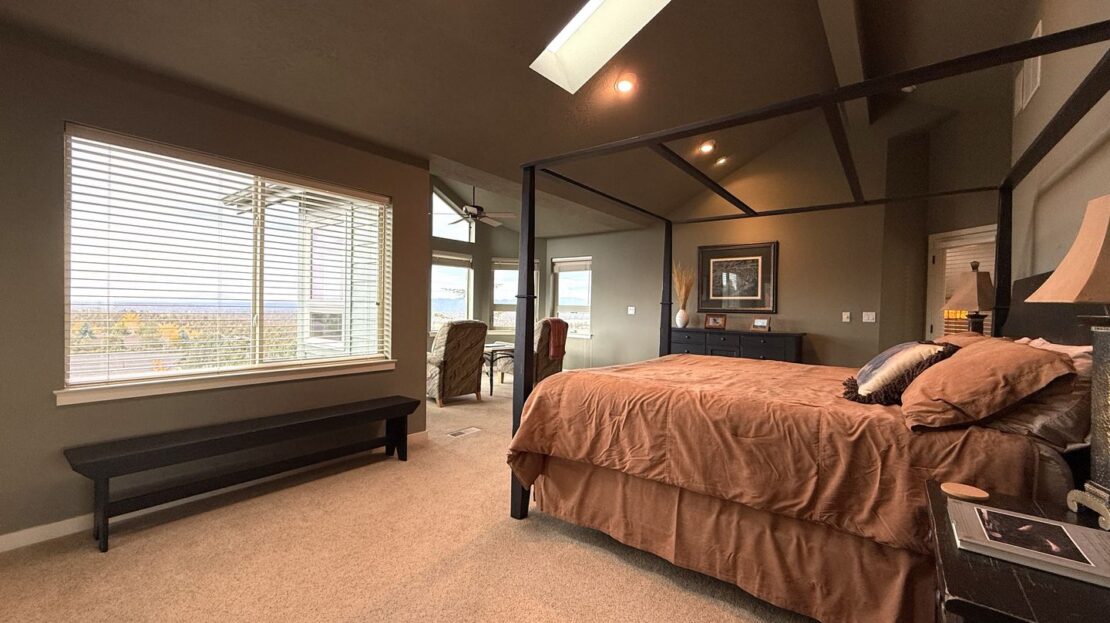 10464 Bitterbrush Ct  - Redmond - Oregon - 5 bed, 3.5 bath rental property