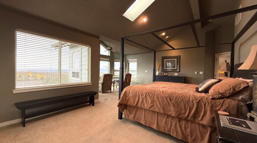 10464 Bitterbrush Ct  - Redmond - Oregon - 5 bed, 3.5 bath rental property