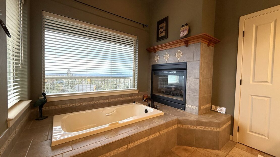 10464 Bitterbrush Ct  - Redmond - Oregon - 5 bed, 3.5 bath rental property