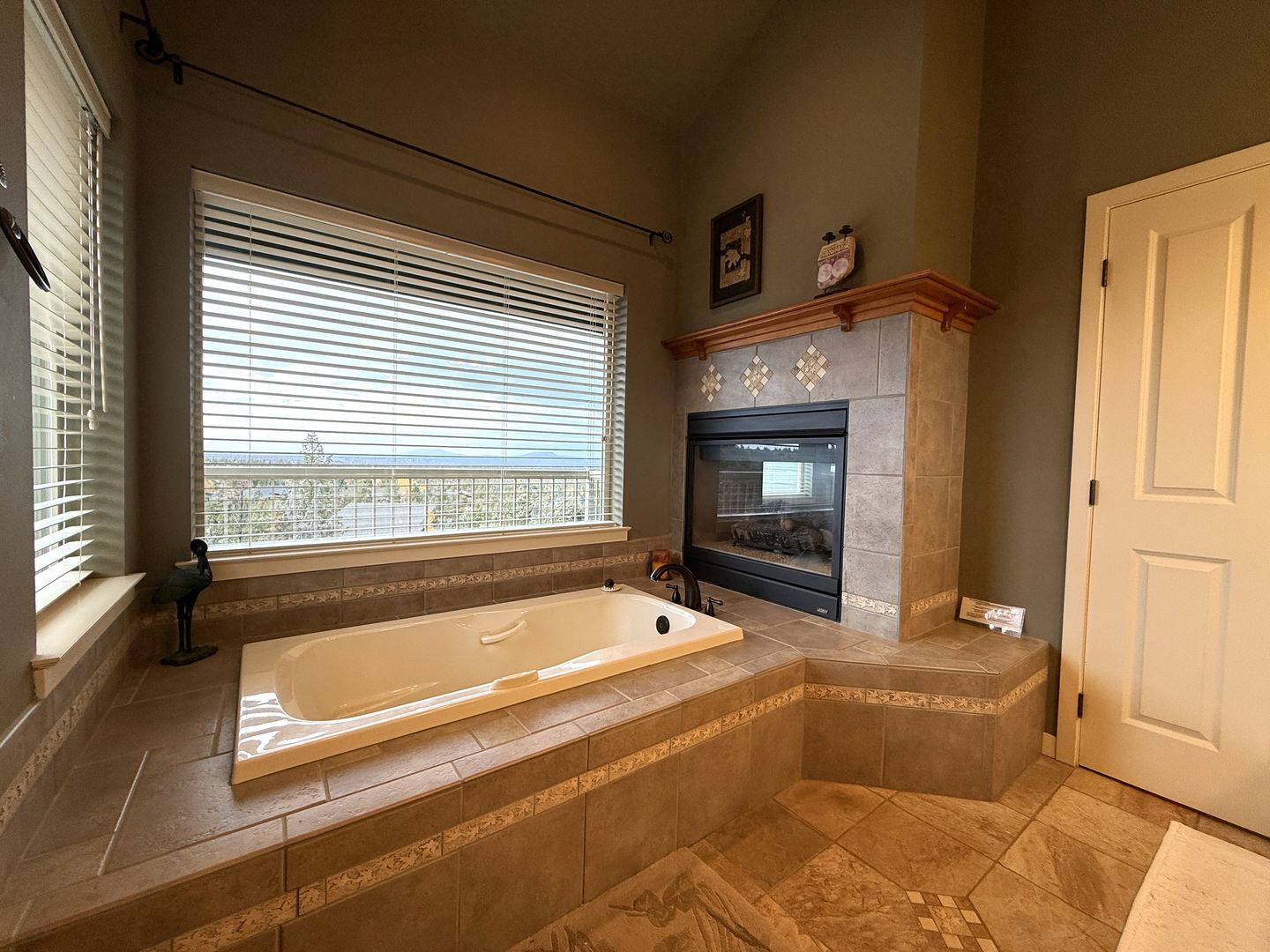 10464 Bitterbrush Ct  - Redmond - Oregon - 5 bed, 3.5 bath rental property