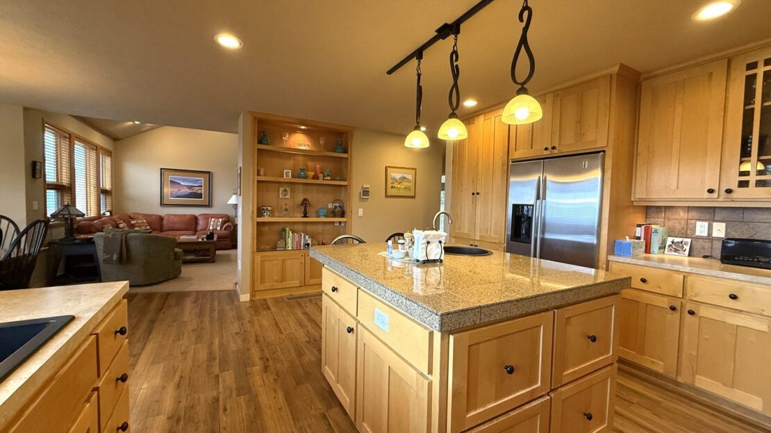 10464 Bitterbrush Ct  - Redmond - Oregon - 5 bed, 3.5 bath rental property