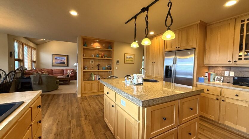 10464 Bitterbrush Ct  - Redmond - Oregon - 5 bed, 3.5 bath rental property