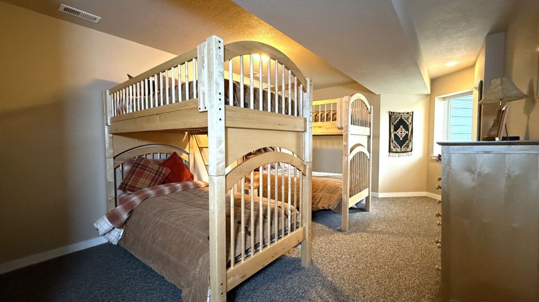 10464 Bitterbrush Ct  - Redmond - Oregon - 5 bed, 3.5 bath rental property