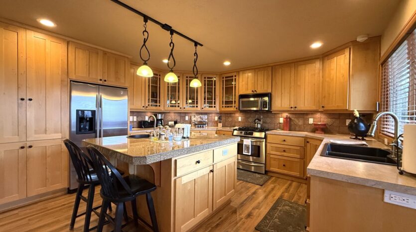 10464 Bitterbrush Ct  - Redmond - Oregon - 5 bed, 3.5 bath rental property