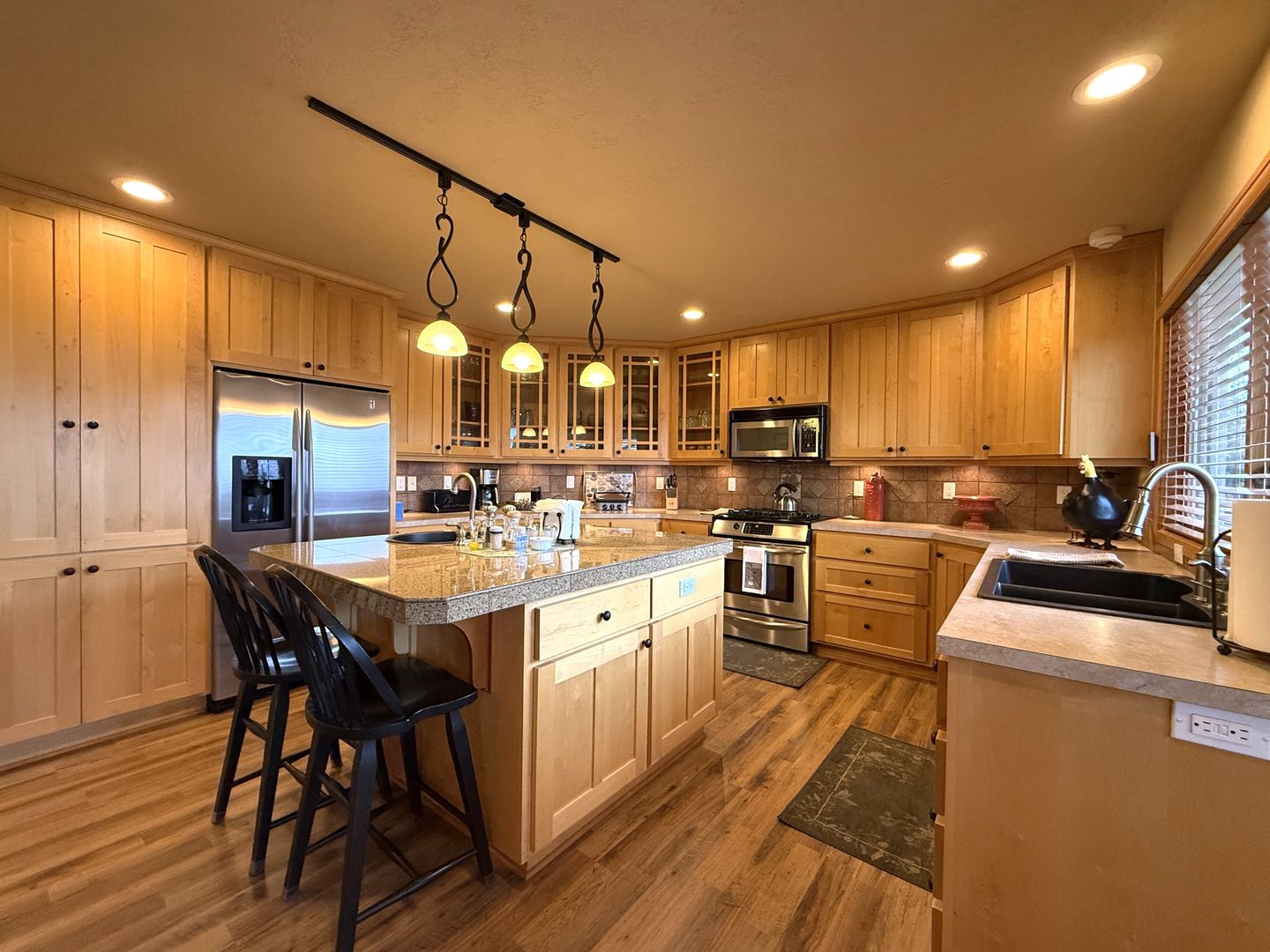 10464 Bitterbrush Ct  - Redmond - Oregon - 5 bed, 3.5 bath rental property