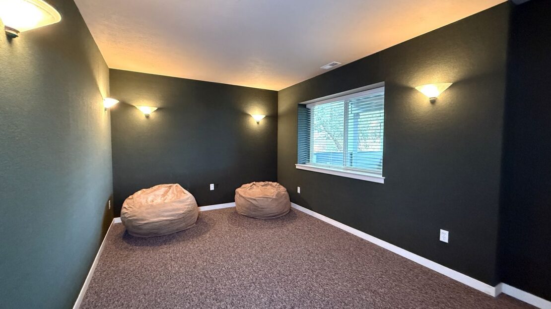 10464 Bitterbrush Ct  - Redmond - Oregon - 5 bed, 3.5 bath rental property