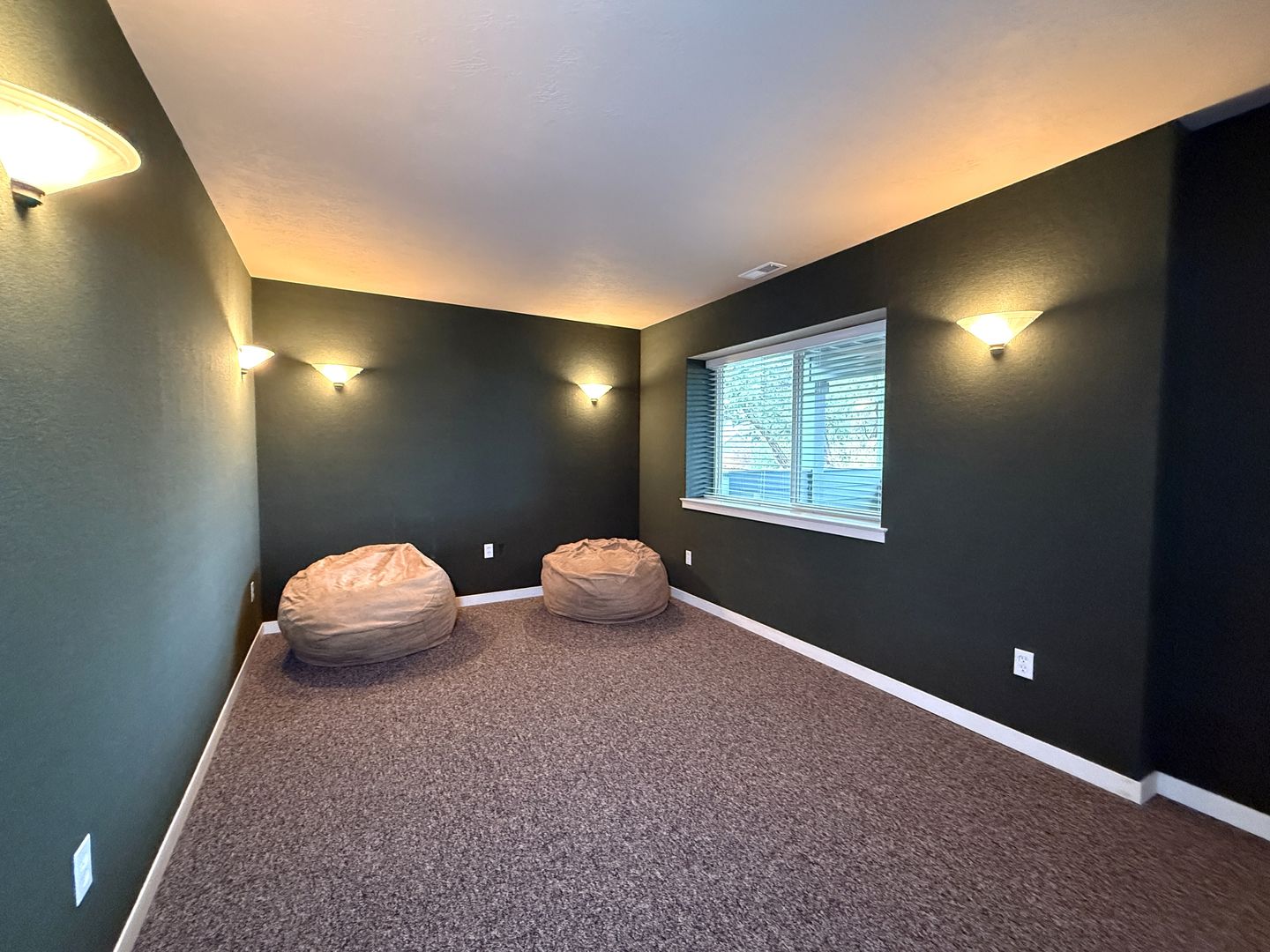 10464 Bitterbrush Ct  - Redmond - Oregon - 5 bed, 3.5 bath rental property