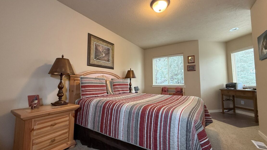 10464 Bitterbrush Ct  - Redmond - Oregon - 5 bed, 3.5 bath rental property