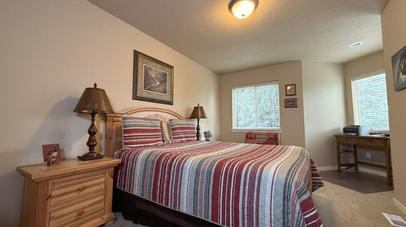 10464 Bitterbrush Ct  - Redmond - Oregon - 5 bed, 3.5 bath rental property