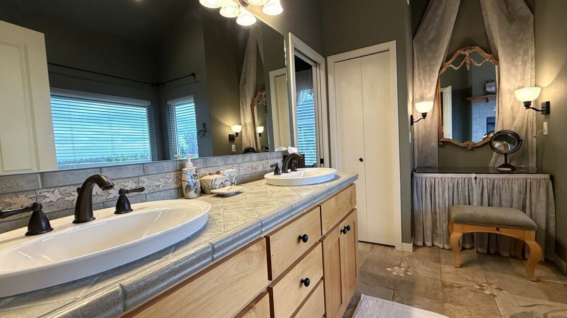 10464 Bitterbrush Ct  - Redmond - Oregon - 5 bed, 3.5 bath rental property