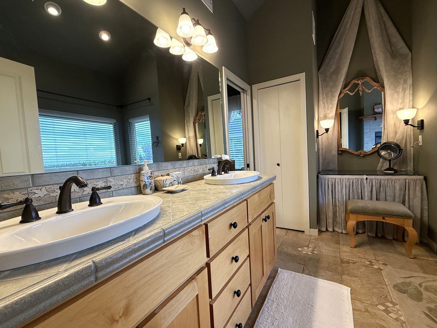 10464 Bitterbrush Ct  - Redmond - Oregon - 5 bed, 3.5 bath rental property