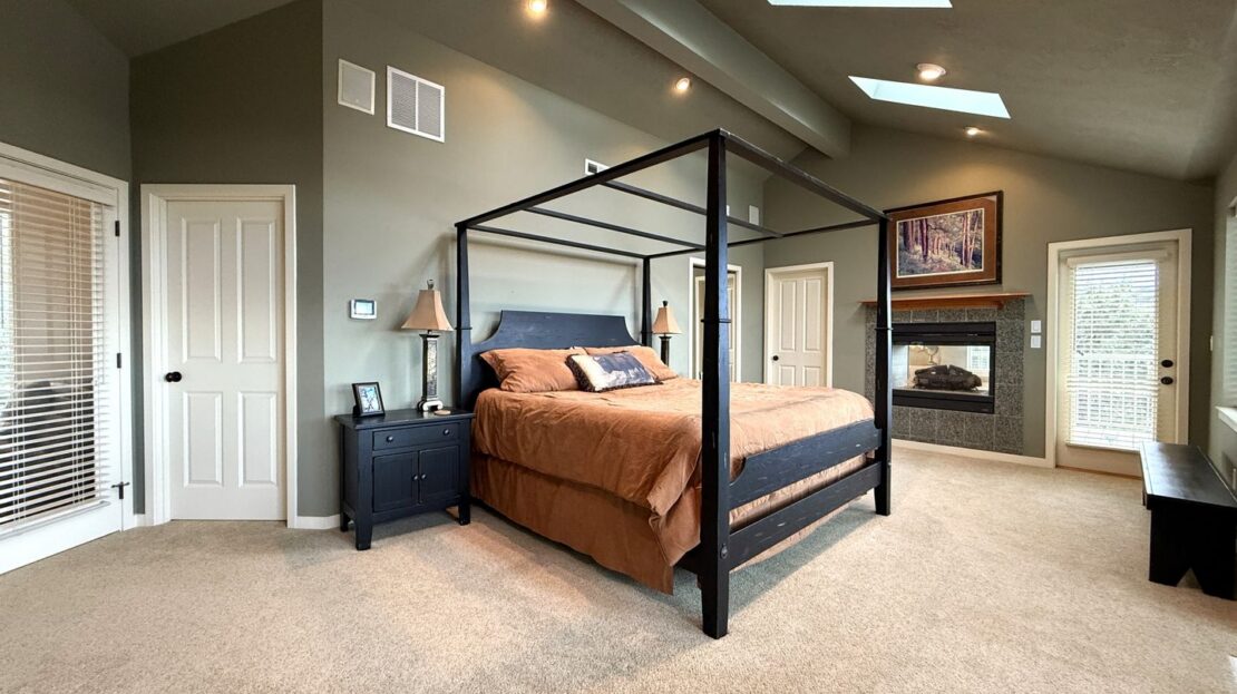 10464 Bitterbrush Ct  - Redmond - Oregon - 5 bed, 3.5 bath rental property