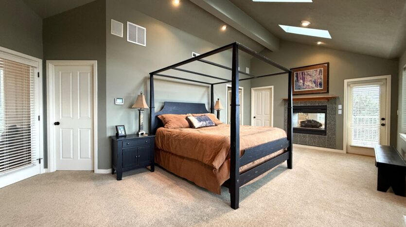 10464 Bitterbrush Ct  - Redmond - Oregon - 5 bed, 3.5 bath rental property