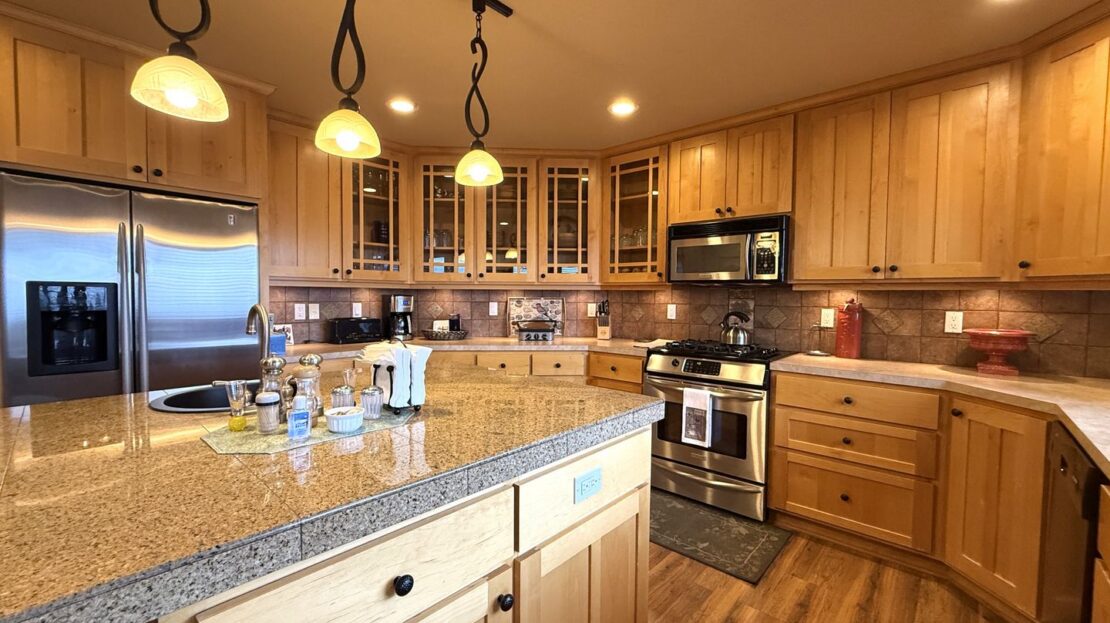 10464 Bitterbrush Ct  - Redmond - Oregon - 5 bed, 3.5 bath rental property