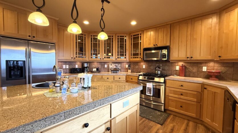 10464 Bitterbrush Ct  - Redmond - Oregon - 5 bed, 3.5 bath rental property