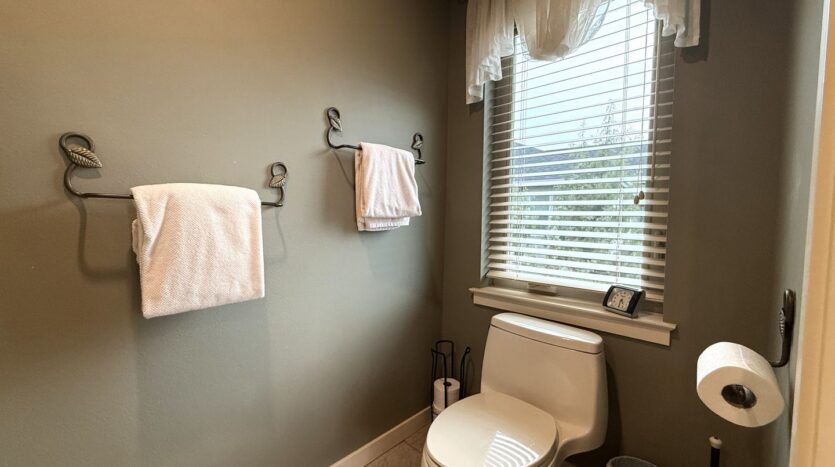 10464 Bitterbrush Ct  - Redmond - Oregon - 5 bed, 3.5 bath rental property