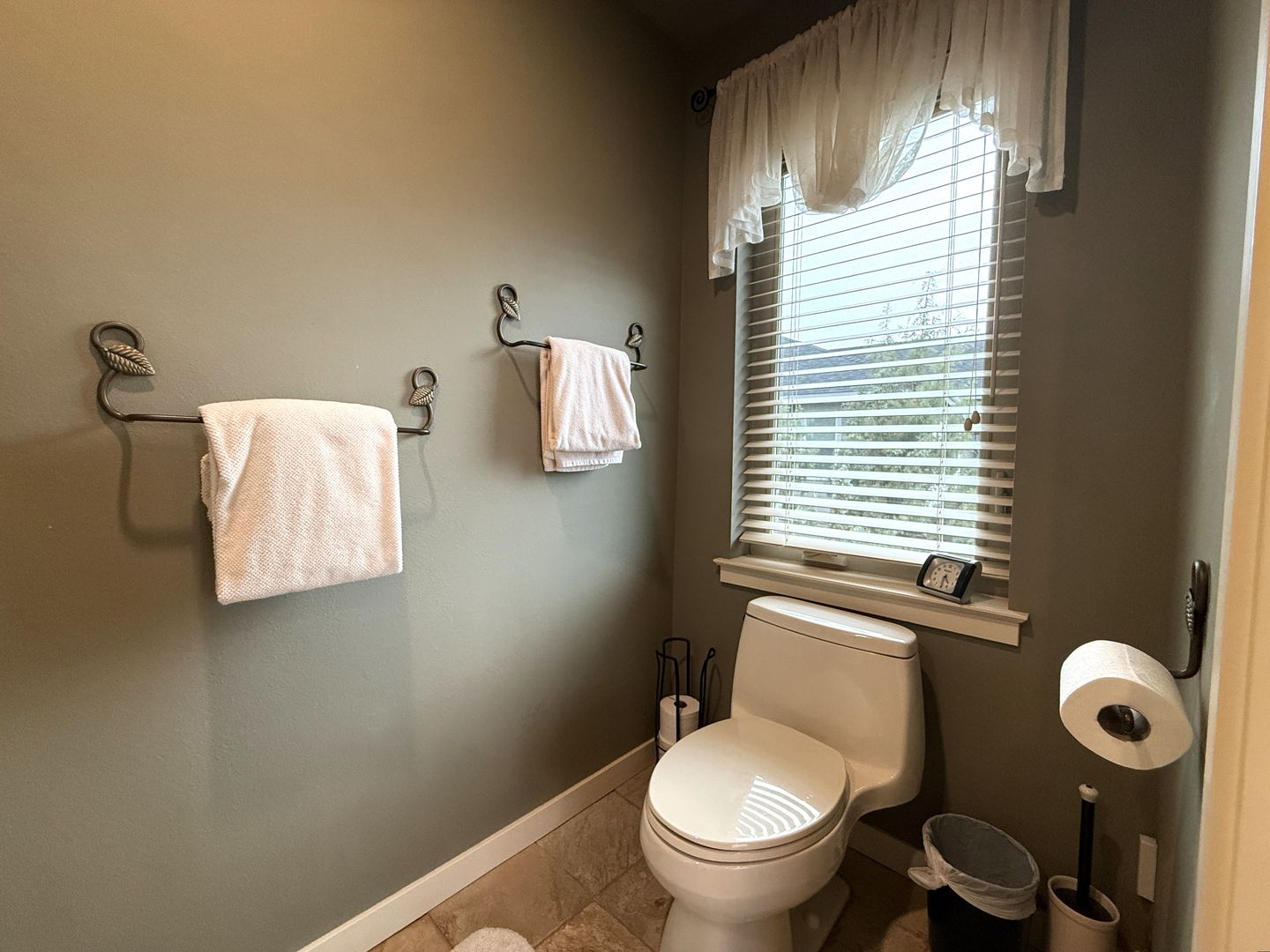 10464 Bitterbrush Ct  - Redmond - Oregon - 5 bed, 3.5 bath rental property