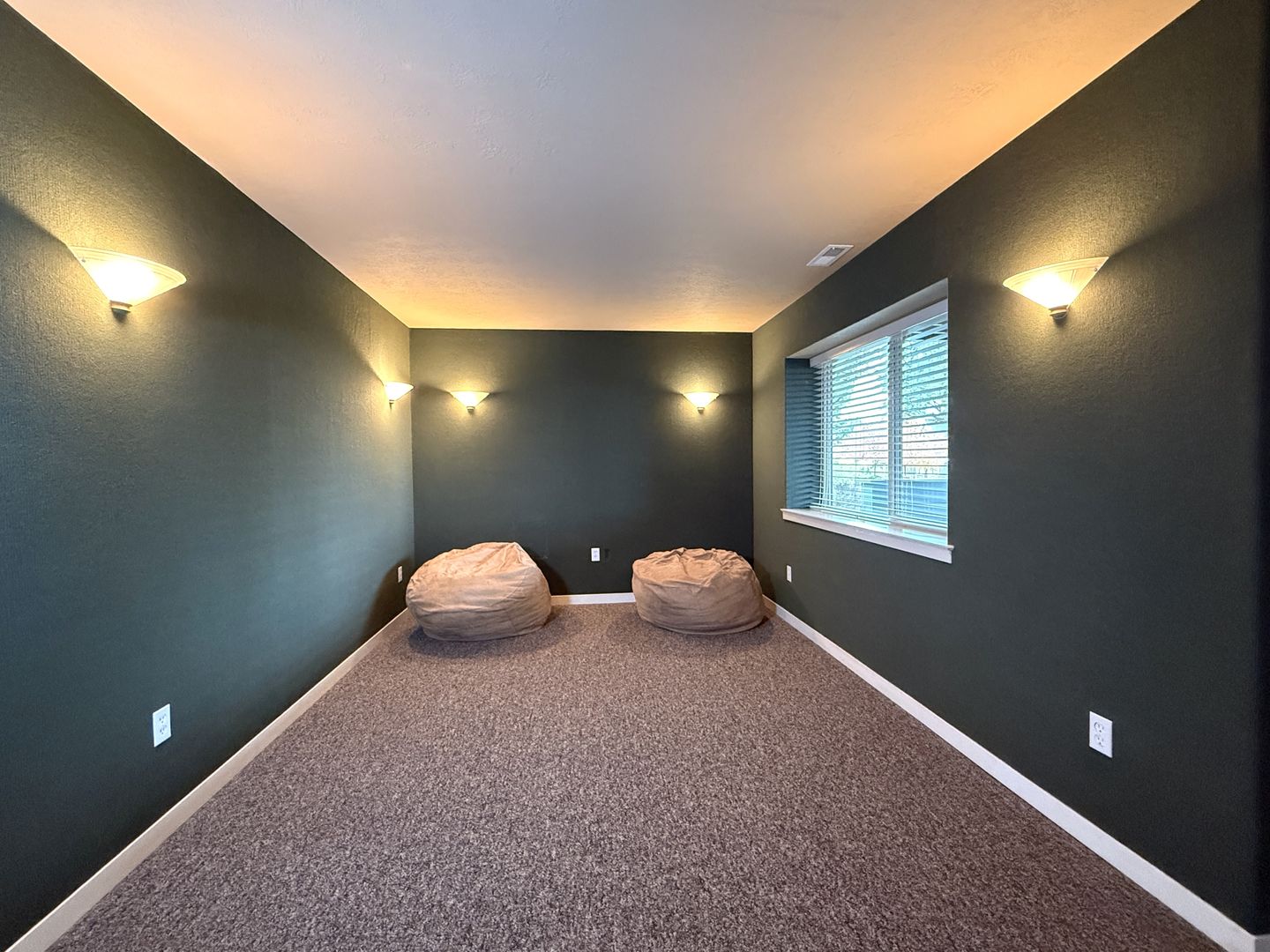 10464 Bitterbrush Ct  - Redmond - Oregon - 5 bed, 3.5 bath rental property