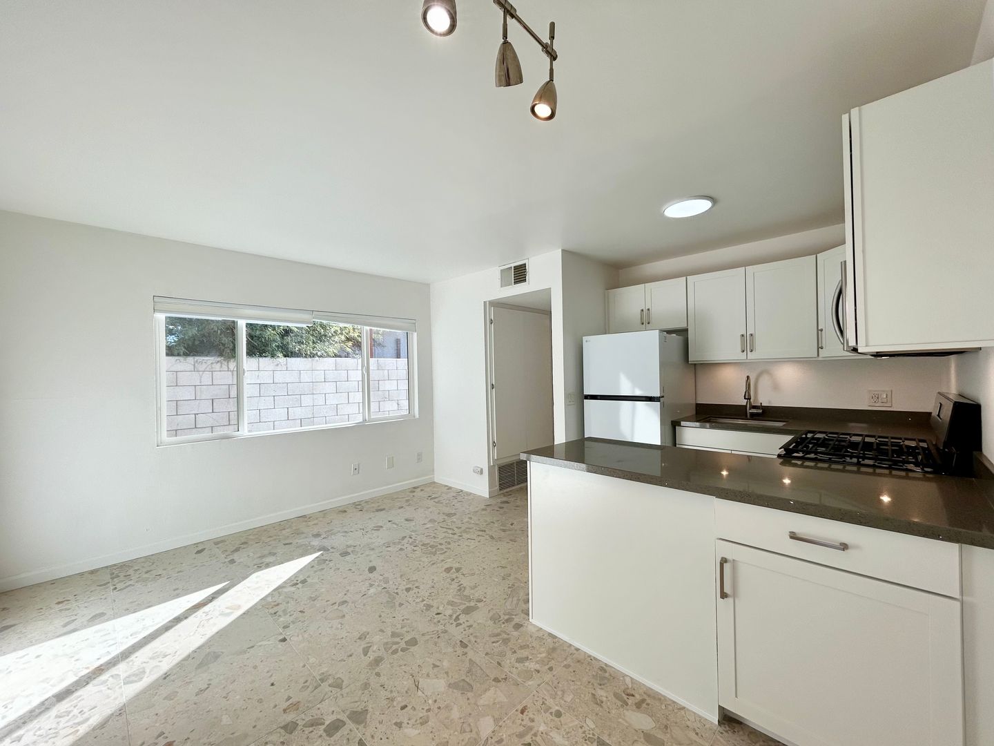 3777 E Calle De Carlos - Unit 04 - Palm Springs - California - 1 bed, 1 bath rental property