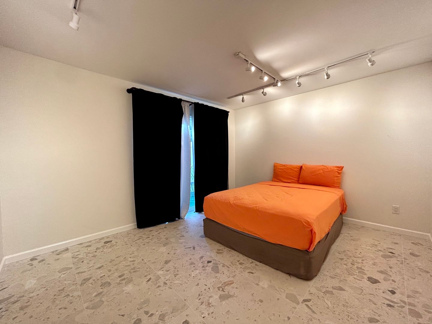 3777 E Calle De Carlos - Unit 04 - Palm Springs - California - 1 bed, 1 bath rental property