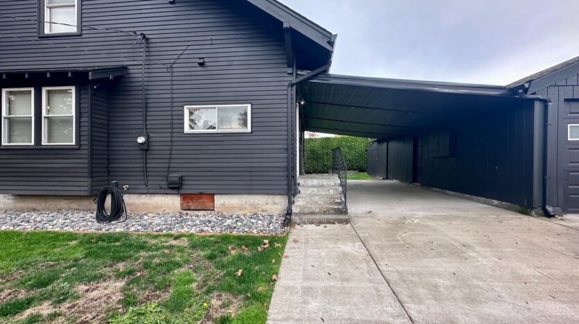 405 E Arlington St.  - Gladstone - Oregon - 4 bed, 2 bath rental property