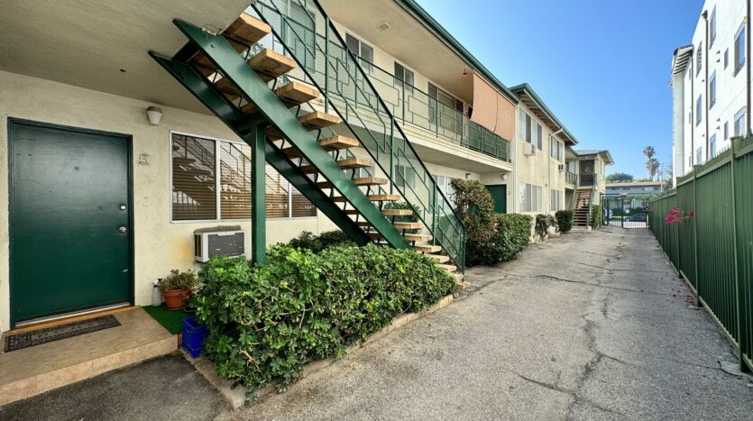 4458 Woodman Avenue - Los Angeles - California - 1 bed, 1 bath rental property