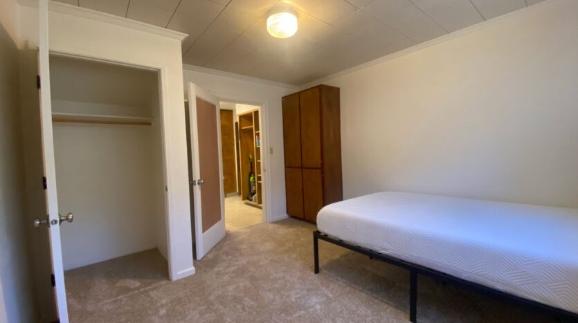 10015 SW Boones Ferry Road Room 1 - Portland - Oregon - 1 bed, 1 bath rental property