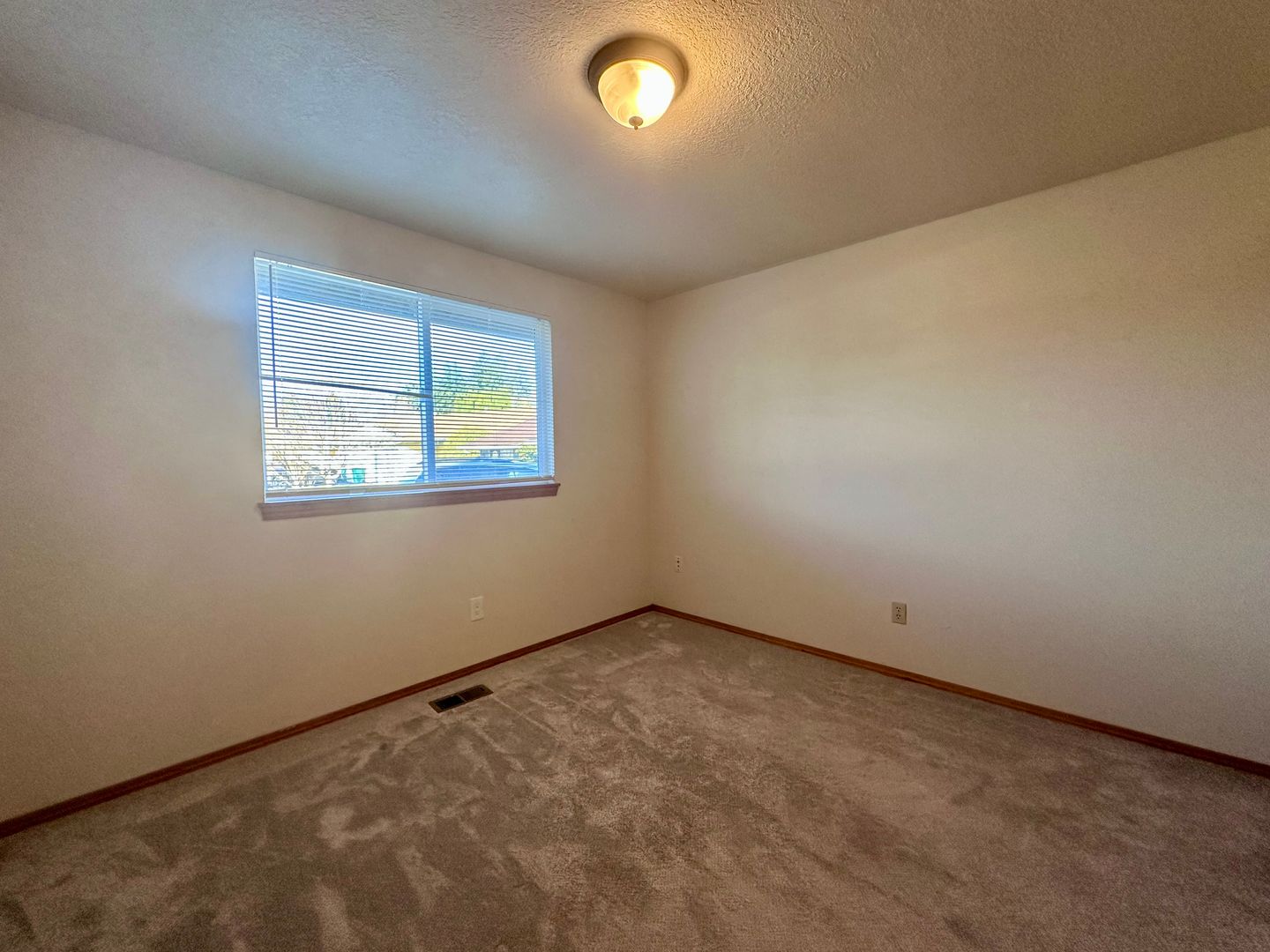 1136 SW Fox Ct - Troutdale - Oregon - 2 bed, 1 bath rental property