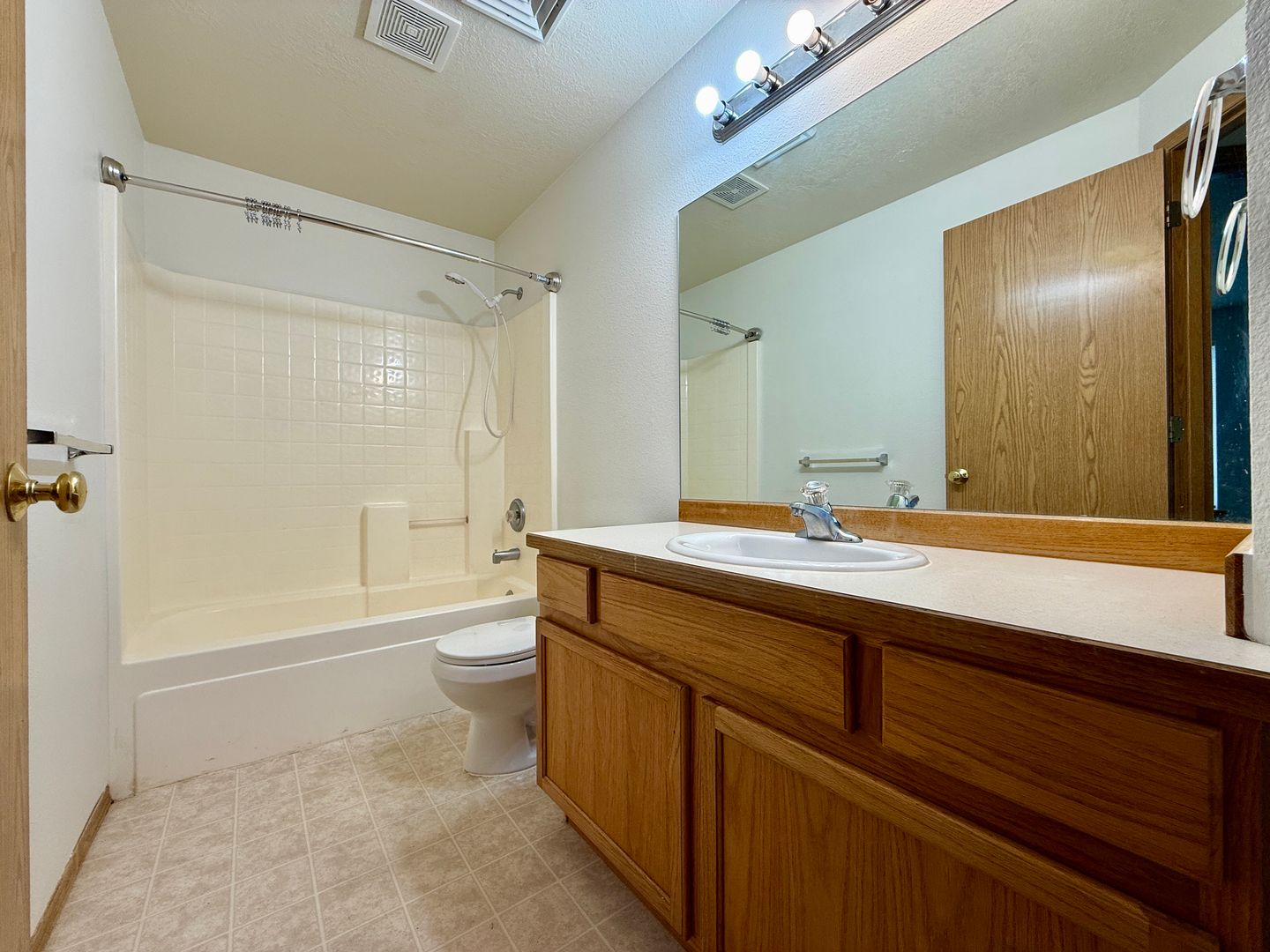 1551 NE 8th Street - Redmond - Oregon - 3 bed, 2.5 bath rental property