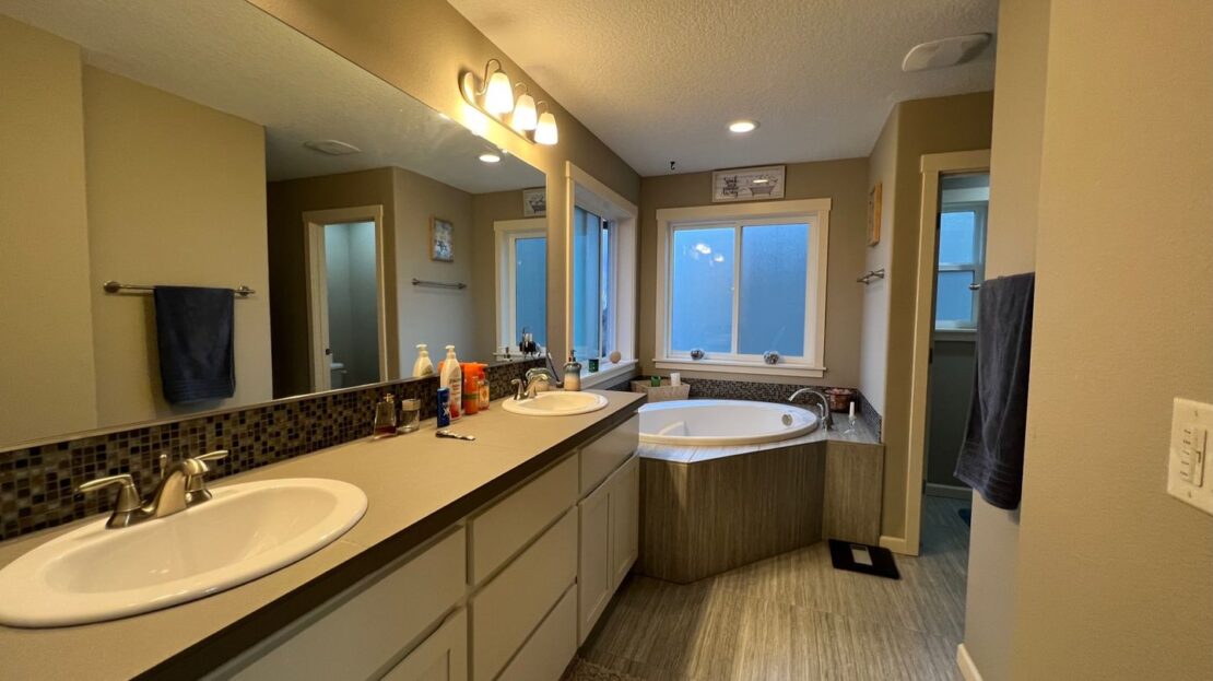 2205 SE Cochran Drive - Gresham - Oregon - 4 bed, 2.5 bath rental property