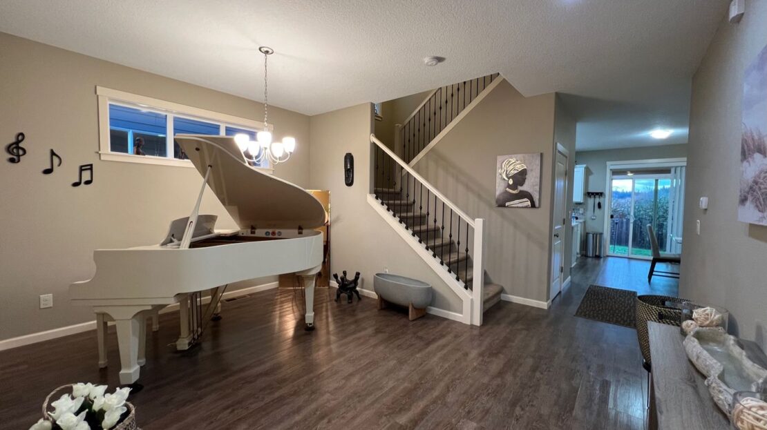 2205 SE Cochran Drive - Gresham - Oregon - 4 bed, 2.5 bath rental property