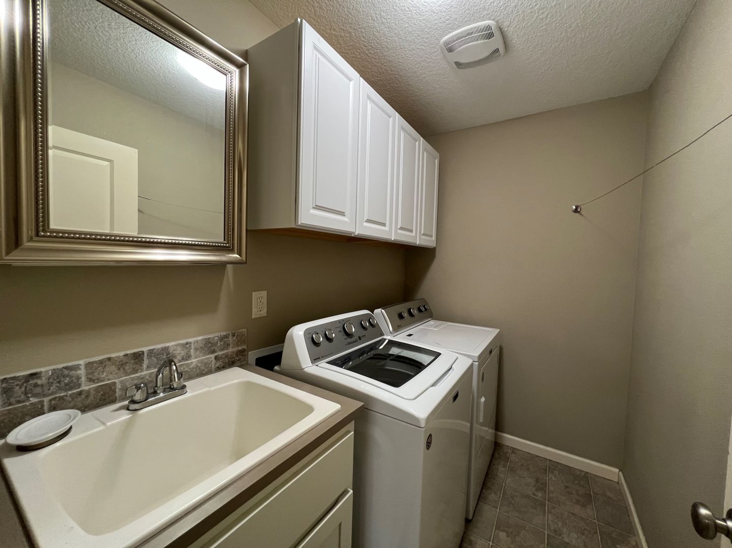 2205 SE Cochran Drive - Gresham - Oregon - 4 bed, 2.5 bath rental property