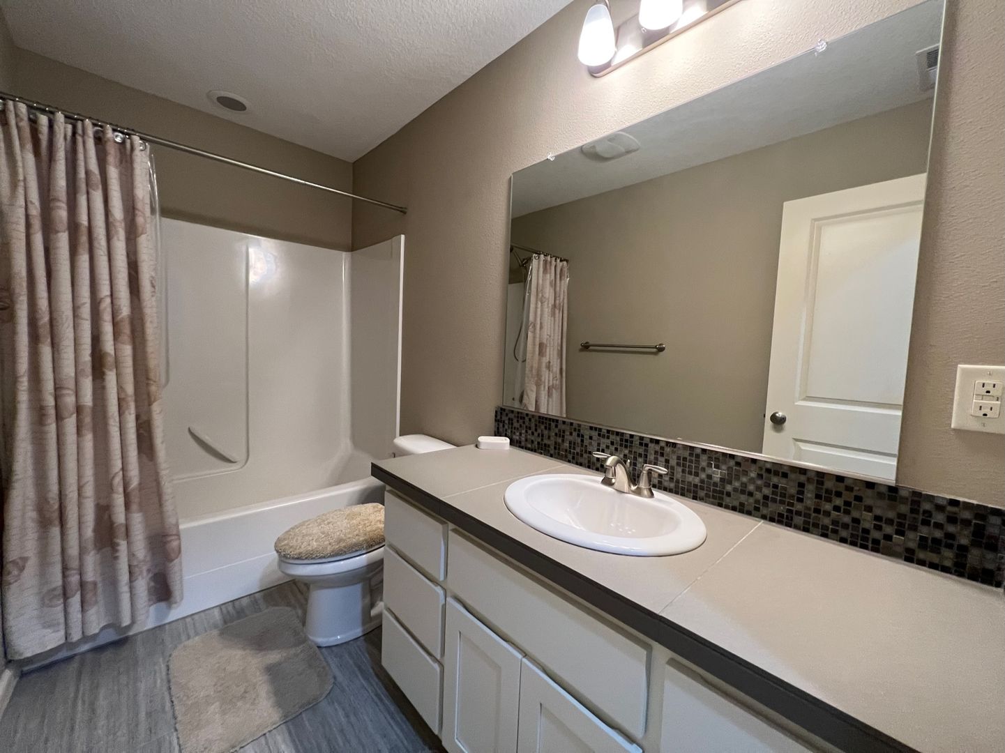 2205 SE Cochran Drive - Gresham - Oregon - 4 bed, 2.5 bath rental property