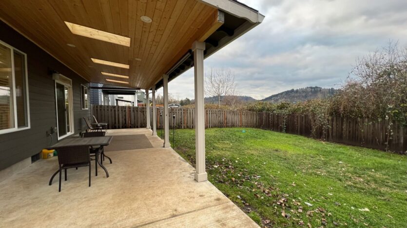 2205 SE Cochran Drive - Gresham - Oregon - 4 bed, 2.5 bath rental property