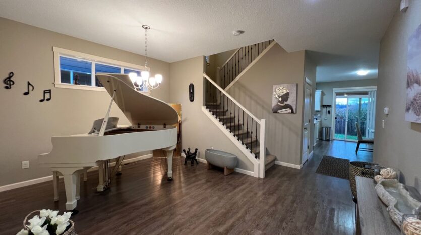 2205 SE Cochran Drive - Gresham - Oregon - 4 bed, 2.5 bath rental property