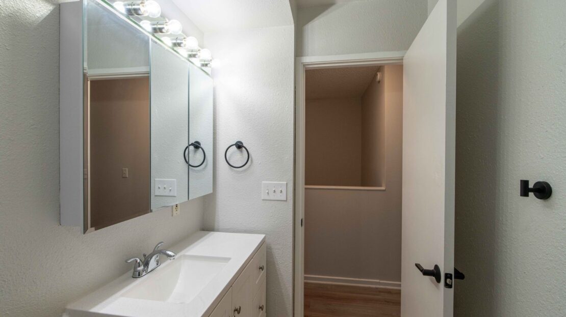 23949 NE Poplar Ct - Wood Village - Oregon - 3 bed, 1.5 bath rental property