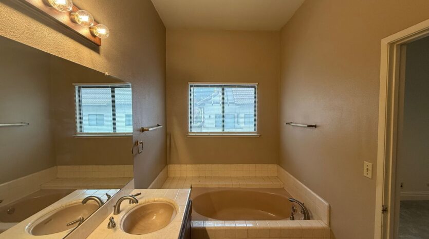 2890 Huntington BLVD Unit 113  - Fresno - California - 2 bed, 2.5 bath rental property