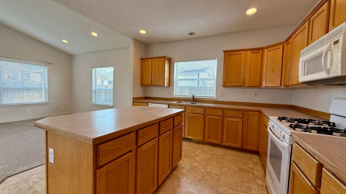 2911 NW 22nd St - Redmond - Oregon - 3 bed, 2 bath rental property