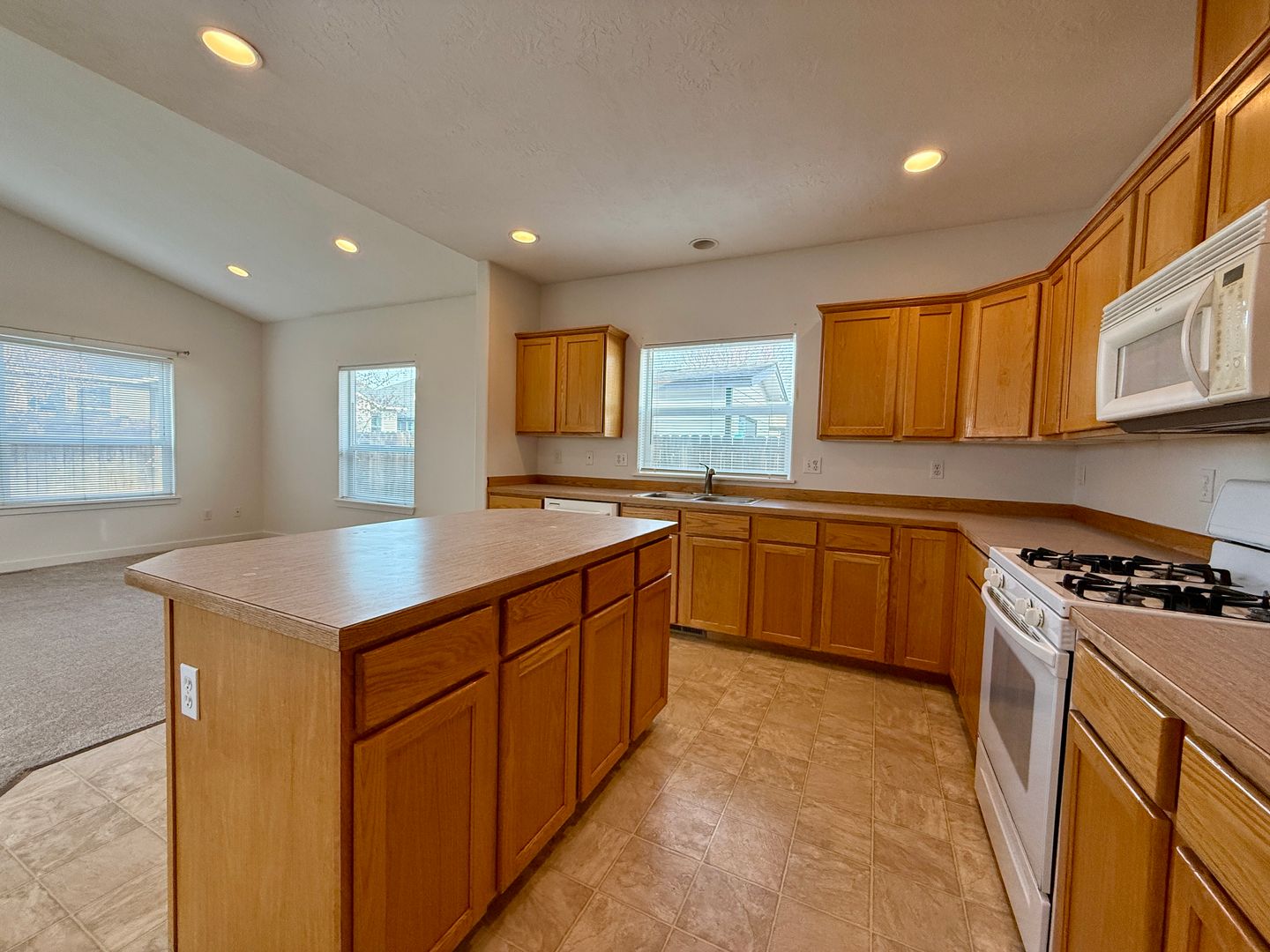2911 NW 22nd St - Redmond - Oregon - 3 bed, 2 bath rental property