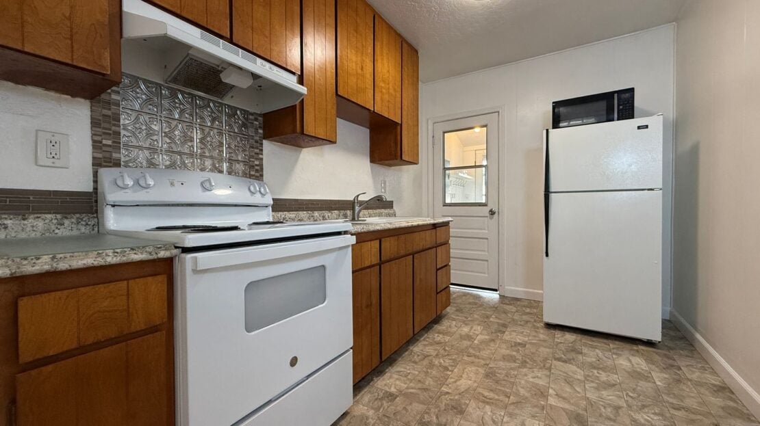 4 SW Cleveland Ave   - Bend - Oregon - 1 bed, 1 bath rental property