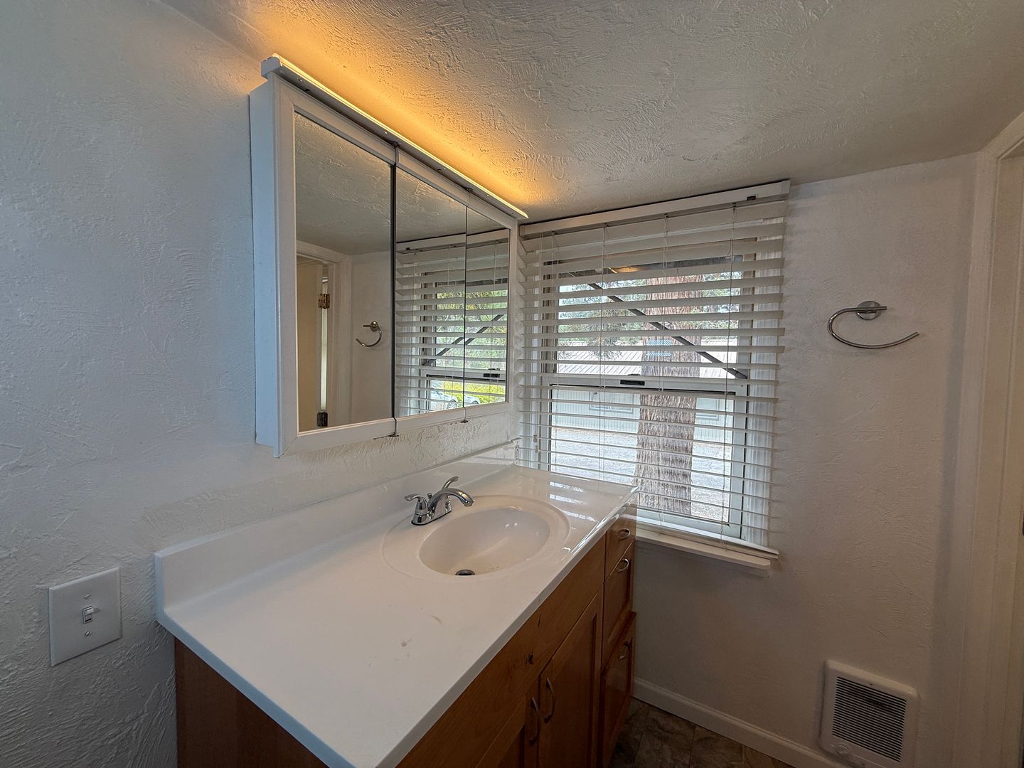 4 SW Cleveland Ave   - Bend - Oregon - 1 bed, 1 bath rental property