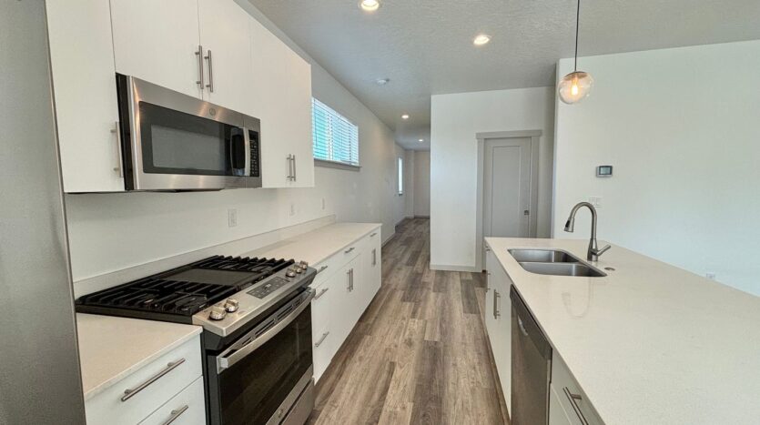 502 NW 28th Court - Redmond - Oregon - 3 bed, 2.5 bath rental property